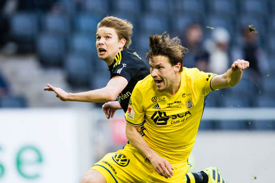 s Johan Blomberg i en nickduell med Sundsvalls Sebastian