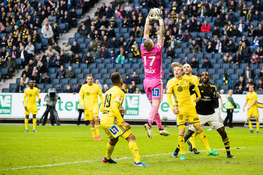 Sundsvalls målvakt Tommy Naurin tar ner bollen