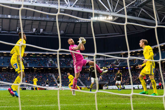 Sundsvalls målvakt Tommy Naurin tar hand om bollen