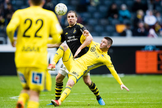 s Nils-Eric Johansson i kamp om bollen med Sundsvalls