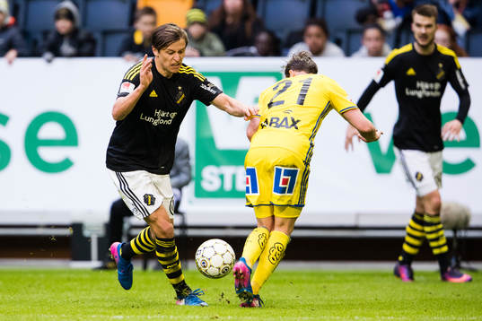 s Simon Thern i kamp om bollen med Sundsvalls Eric Larsson