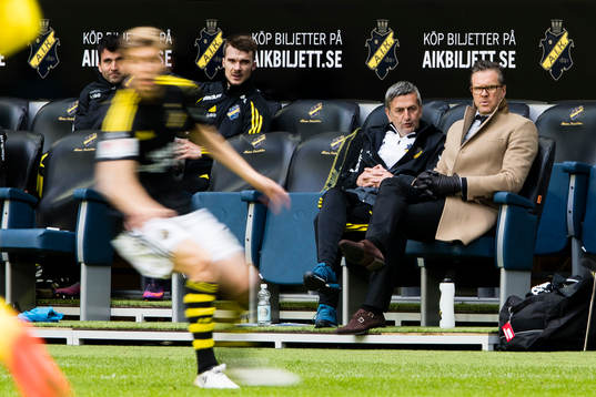 s assisterande tränare Nebojsa Novakovic och tränare