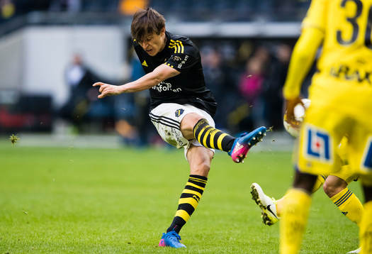 s Simon Thern med ett skott