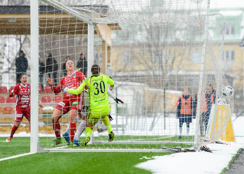 Piteås Julia Karlenäs gör 1-0 bakom Kvarnsvedens Lina