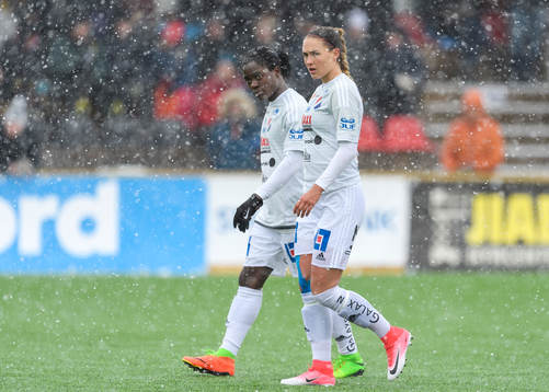 Kvarnsvedens Tabitha Chawinga (v) och Lova Lundin (h) deppar