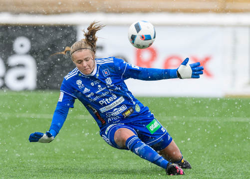 Piteås målvakt Hilda Carlén räddar ett skott