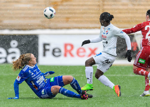 Piteås målvakt Hilda Carlén räddar ett skott
