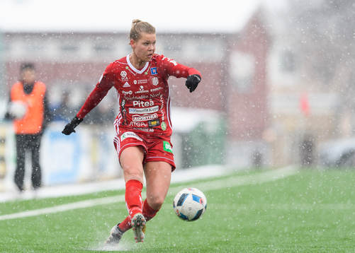 Piteås Nina Jakobsson med bollen