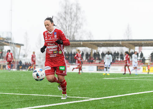 Piteås June Pedersen på väg ut för att slå en hörna