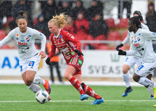 Piteås Elin Bragnum med bollen
