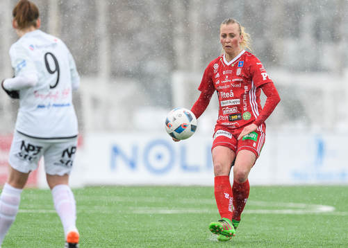 Piteås Julia Karlenäs med bollen