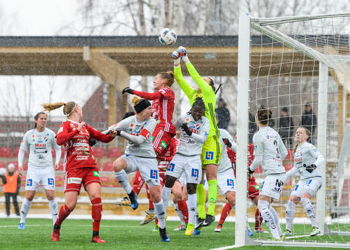 Kvarnsvedens Lina Lundqvist försöker boxa bort en hörna