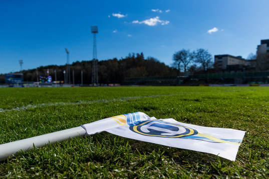 En hörnflagga ligger på gräset