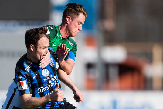 Sirius Niklas Busch Thor i kamp om bollen med Jönköpings