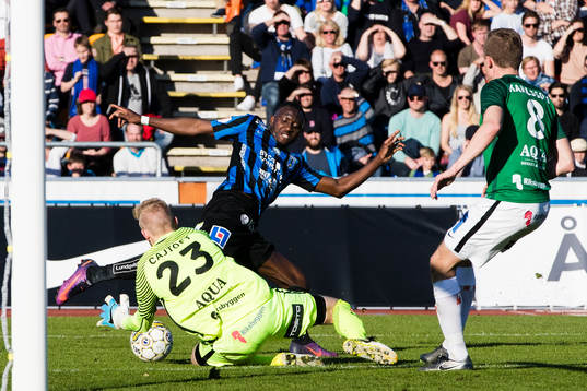 Sirius Moses Ogbu utmanar Jönköpings målvakt Anton