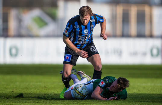 Sirius Jesper Arvidsson i kamp om bollen med Jönköpings