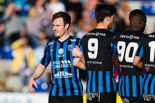 Sirius Niklas Busch Thor justerar muren