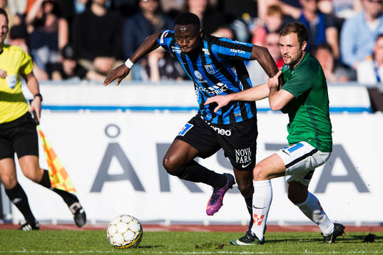 Sirius Moses Ogbu i kamp om bollen med Jönköpings Tom Siwe