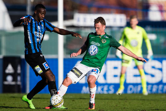 Sirius Moses Ogbu i kamp om bollen med Jönköpings Stian