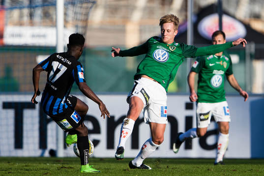 Sirius Kingsley Kofi Sarfo i kamp om bollen med