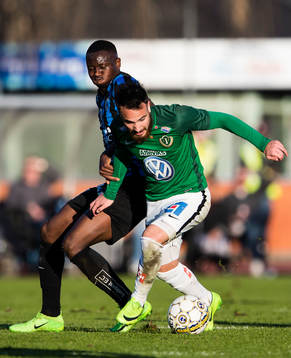 Sirius Moses Ogbu i kamp om bollen med Jönköpings Dzenis
