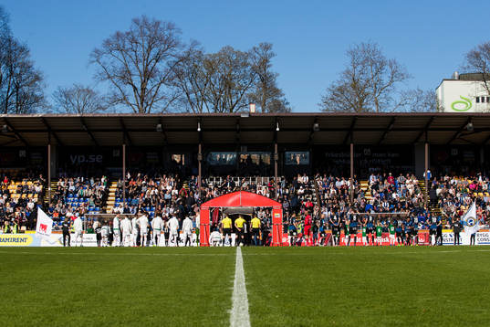 Spelare och domare ställer upp sig på Studenternas IP
