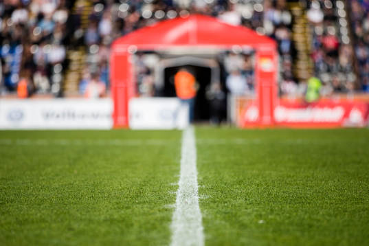 Mittlinjen av en fotbollsplan innan fotbollsmatchen i