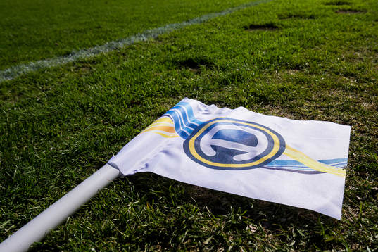 En hörnflagga med det Allsvenska emblemet ligger på