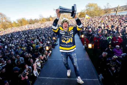 s Simon Önerud jublar med pokalen