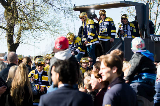 s spelare anländer i lastbil