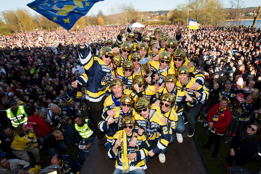 s spelare jublar i en lagbild