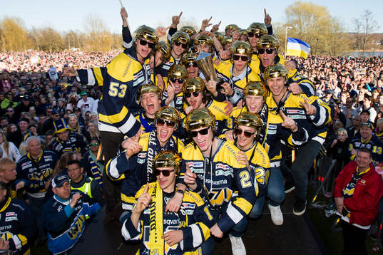 s spelare jublar i en lagbild
