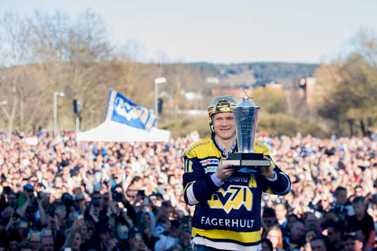 s Simon Önerud lyfter pokalen Le Mat