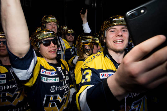 s Filip Sandberg och Lias Andersson jublar