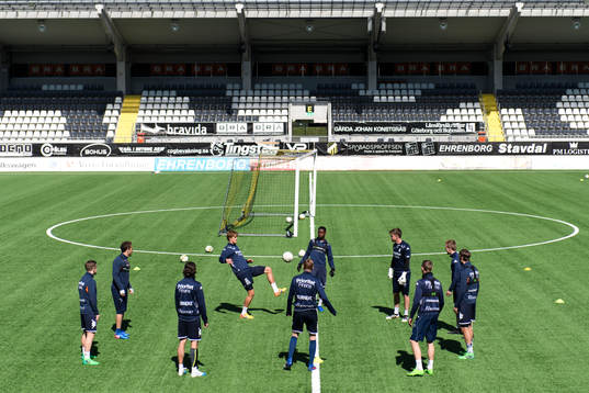 Spelarna värmer upp på arenen innan en träning med det
