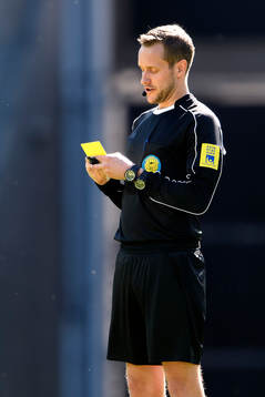 Domare Victor Wolf skriver på ett gult kort