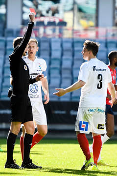 Östers Karl-Johan Lindblad tilldelas rött kort
