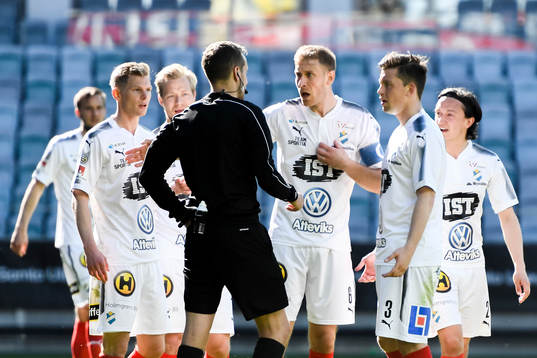 Östers Damien Plessis i samtal med domaren
