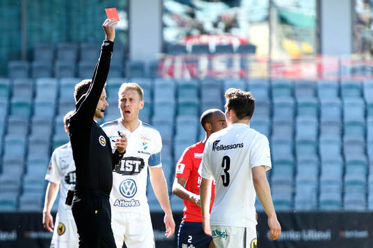 Domare Victor Wolf ger rött kort till Östers Karl-Johan