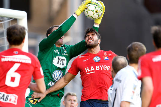 Östers målvakt Robin Malmkvist tar bollen ovanför