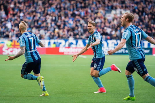 Djurgårdens Magnus Eriksson gör 1-1 och jublar med Felix