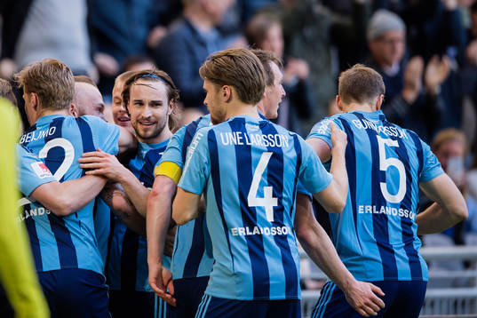 Djurgårdens Magnus Eriksson gör 1-1 och jublar med Kevin