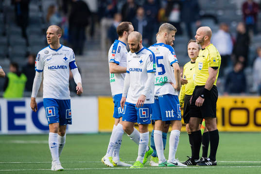 Norrköpings spelare är framme och pratar med domare