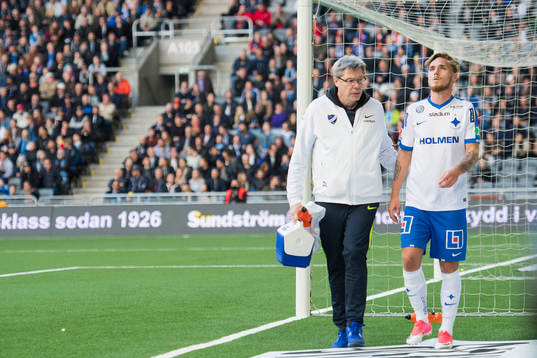 Norrköpings Linus Wahlqvist tas av planen skadad