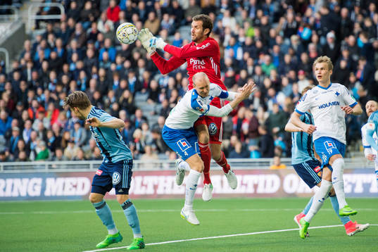Djurgårdens målvakt Andreas Isaksson i en duell med