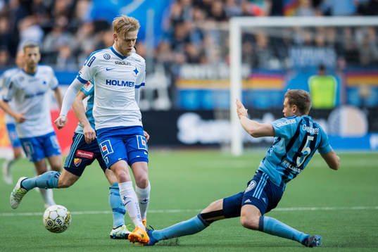 Norrköpings Kalle Holmberg stoppas av Djurgårdens Niklas