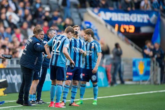 Djurgårdens tränare Özcan Melkemichel samlar ihop sina