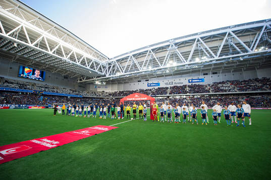 Spelarna står uppställda på Tele2 arena