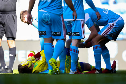 Degerfors målvakt Oscar Klasson har ont