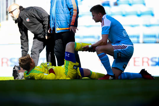 Degerfors målvakt Oscar Klasson har ont